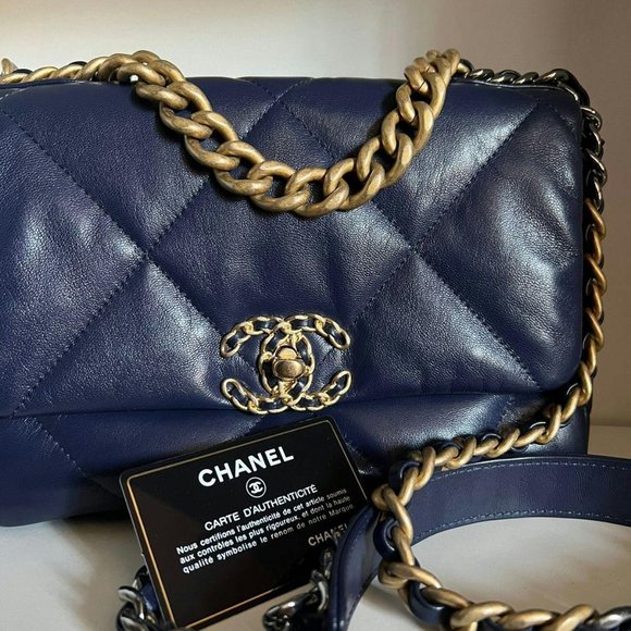 Chanel 19 small lambskin bag - Picture 2 of 8